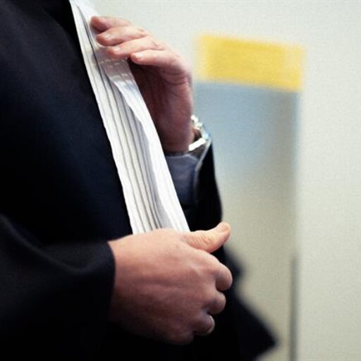 cropped-rechter-toga-bef-eigenfoto-rechtbankfilm.jpg